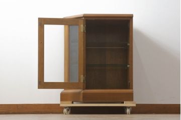 中古　美品　希少な絶版品!!　カリモク　domani(ドマーニ)　PROCEED(プロシード)コレクション　品のある佇まいでお部屋を引き立てるサイドキャビネット(飾り棚、収納棚)(R-073052)