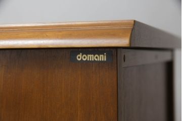 中古　美品　希少な絶版品!!　カリモク　domani(ドマーニ)　PROCEED(プロシード)コレクション　品のある佇まいでお部屋を引き立てるサイドキャビネット(飾り棚、収納棚)(R-073053)