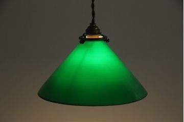 中古　グリーンカラーのガラスシェードが空間のアクセントになるペンダントライト(電笠、天井照明、吊り下げ照明)(R-073054)