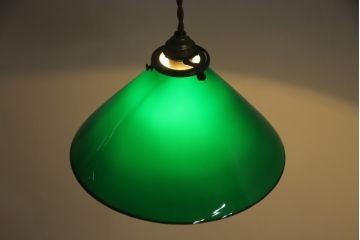 中古　グリーンカラーのガラスシェードが空間のアクセントになるペンダントライト(電笠、天井照明、吊り下げ照明)(R-073054)