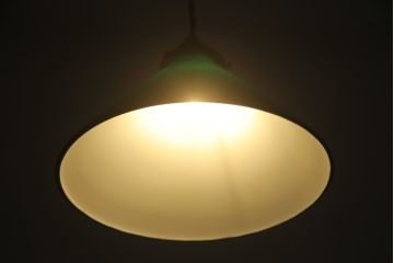 中古　グリーンカラーのガラスシェードが空間のアクセントになるペンダントライト(電笠、天井照明、吊り下げ照明)(R-073054)