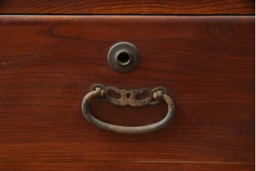 和製アンティーク　前面欅(ケヤキ)材　漆塗り　経年を感じる風合いが魅力の時代箪笥ローボード(ローチェスト、テレビ台、テレビボード、収納たんす、時代箪笥、収納棚、戸棚、引き出し)(R-073082)