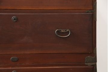 和製アンティーク　前面欅(ケヤキ)材　漆塗り　シンプルな造りの重ね時代箪笥(重ね箪笥、時代箪笥、和タンス、衣装たんす、収納箪笥、引き出し)(R-073083)