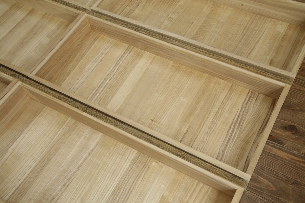 中古　美品　伝統工芸品　箪笥の松本　100巾チェスト　6重　脚付きでモダンな加茂総桐箪笥　定価約44万円　(R-073086)