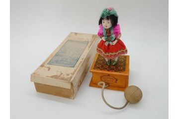 戦前　旧家 蔵出し　当時物　女の子　ポンプ式　レトロな雰囲気漂うダンス人形(踊り子、箱付き)(検索ワード:サクラビスク)(R-073097)