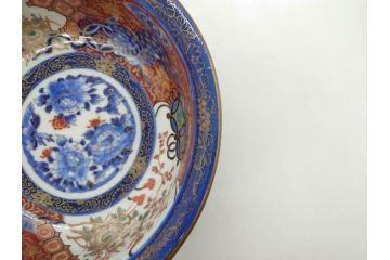 江戸〜明治　冨貴長春　古伊万里　金彩　色絵　染付　約26cm　8.4寸　鮮やかな色合いと迫力のある獅子が目を惹く大鉢(深鉢、和皿、和食器、共箱付き、八寸四分)(R-073099)