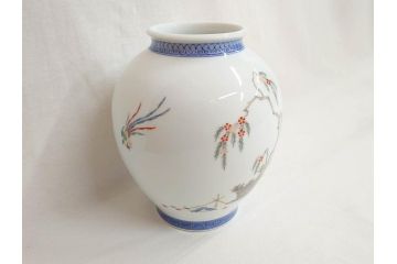 十二代目　酒井田柿右衛門　染錦　真垣柳鳳凰文様　丸形　一つ一つ丁寧に描かれた色絵が美しい花瓶(花器、花入、共箱付き)(R-073109)