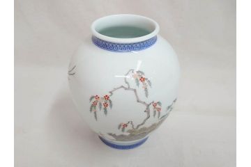 十二代目　酒井田柿右衛門　染錦　真垣柳鳳凰文様　丸形　一つ一つ丁寧に描かれた色絵が美しい花瓶(花器、花入、共箱付き)(R-073109)
