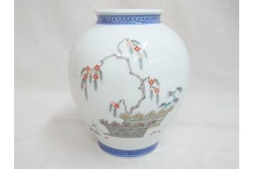 十二代目　酒井田柿右衛門　染錦　真垣柳鳳凰文様　丸形　一つ一つ丁寧に描かれた色絵が美しい花瓶(花器、花入、共箱付き)(R-073109)