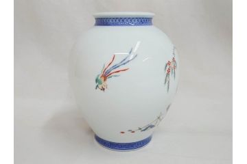 十二代目　酒井田柿右衛門　染錦　真垣柳鳳凰文様　丸形　一つ一つ丁寧に描かれた色絵が美しい花瓶(花器、花入、共箱付き)(R-073109)