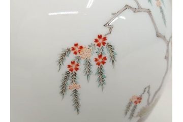 十二代目　酒井田柿右衛門　染錦　真垣柳鳳凰文様　丸形　一つ一つ丁寧に描かれた色絵が美しい花瓶(花器、花入、共箱付き)(R-073109)
