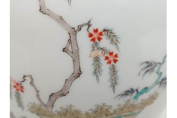 十二代目　酒井田柿右衛門　染錦　真垣柳鳳凰文様　丸形　一つ一つ丁寧に描かれた色絵が美しい花瓶(花器、花入、共箱付き)(R-073109)
