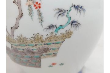 十二代目　酒井田柿右衛門　染錦　真垣柳鳳凰文様　丸形　一つ一つ丁寧に描かれた色絵が美しい花瓶(花器、花入、共箱付き)(R-073109)
