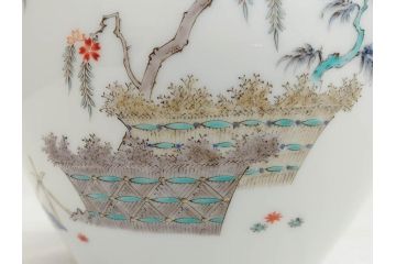 十二代目　酒井田柿右衛門　染錦　真垣柳鳳凰文様　丸形　一つ一つ丁寧に描かれた色絵が美しい花瓶(花器、花入、共箱付き)(R-073109)