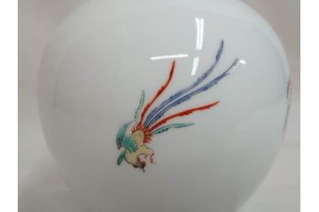 十二代目　酒井田柿右衛門　染錦　真垣柳鳳凰文様　丸形　一つ一つ丁寧に描かれた色絵が美しい花瓶(花器、花入、共箱付き)(R-073109)