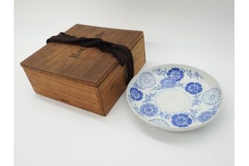 御下賜品　江戸期(安政)　天皇家御紋　菊花紋章　十六八重表菊　染付　丁寧につくられた絵付けが美しい帝皇御召皿(四海唱導、授興、小皿、和皿、和食器、共箱付き)(R-073126)