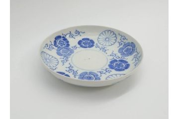 御下賜品　江戸期(安政)　天皇家御紋　菊花紋章　十六八重表菊　染付　丁寧につくられた絵付けが美しい帝皇御召皿(四海唱導、授興、小皿、和皿、和食器、共箱付き)(R-073126)