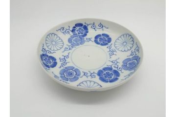 御下賜品　江戸期(安政)　天皇家御紋　菊花紋章　十六八重表菊　染付　丁寧につくられた絵付けが美しい帝皇御召皿(四海唱導、授興、小皿、和皿、和食器、共箱付き)(R-073126)