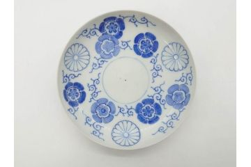 御下賜品　江戸期(安政)　天皇家御紋　菊花紋章　十六八重表菊　染付　丁寧につくられた絵付けが美しい帝皇御召皿(四海唱導、授興、小皿、和皿、和食器、共箱付き)(R-073126)