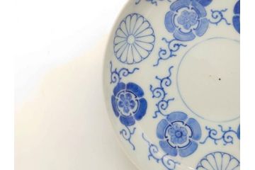 御下賜品　江戸期(安政)　天皇家御紋　菊花紋章　十六八重表菊　染付　丁寧につくられた絵付けが美しい帝皇御召皿(四海唱導、授興、小皿、和皿、和食器、共箱付き)(R-073126)