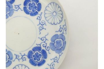 御下賜品　江戸期(安政)　天皇家御紋　菊花紋章　十六八重表菊　染付　丁寧につくられた絵付けが美しい帝皇御召皿(四海唱導、授興、小皿、和皿、和食器、共箱付き)(R-073126)