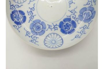 御下賜品　江戸期(安政)　天皇家御紋　菊花紋章　十六八重表菊　染付　丁寧につくられた絵付けが美しい帝皇御召皿(四海唱導、授興、小皿、和皿、和食器、共箱付き)(R-073126)