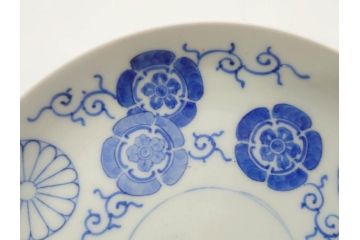 御下賜品　江戸期(安政)　天皇家御紋　菊花紋章　十六八重表菊　染付　丁寧につくられた絵付けが美しい帝皇御召皿(四海唱導、授興、小皿、和皿、和食器、共箱付き)(R-073126)
