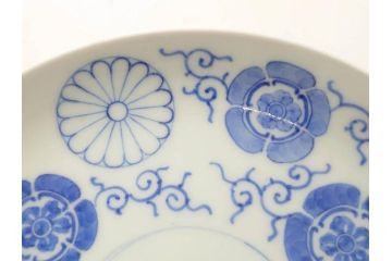御下賜品　江戸期(安政)　天皇家御紋　菊花紋章　十六八重表菊　染付　丁寧につくられた絵付けが美しい帝皇御召皿(四海唱導、授興、小皿、和皿、和食器、共箱付き)(R-073126)