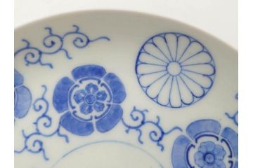 御下賜品　江戸期(安政)　天皇家御紋　菊花紋章　十六八重表菊　染付　丁寧につくられた絵付けが美しい帝皇御召皿(四海唱導、授興、小皿、和皿、和食器、共箱付き)(R-073126)