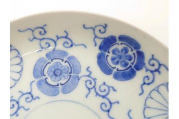御下賜品　江戸期(安政)　天皇家御紋　菊花紋章　十六八重表菊　染付　丁寧につくられた絵付けが美しい帝皇御召皿(四海唱導、授興、小皿、和皿、和食器、共箱付き)(R-073126)