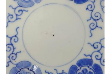 御下賜品　江戸期(安政)　天皇家御紋　菊花紋章　十六八重表菊　染付　丁寧につくられた絵付けが美しい帝皇御召皿(四海唱導、授興、小皿、和皿、和食器、共箱付き)(R-073126)