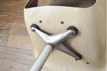 和製アンティーク　昭和レトロ　目を引くデザインが空間のアクセントになるラウンジチェア(イージーチェア、1人掛けソファ、椅子)(R-073135)