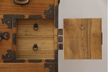 和製アンティーク　上手物!!　総桐(キリ)材　びっしりと施された立派な金具と木味が魅力的!!造りが良い松本衣装箪笥(時代箪笥、整理タンス、収納たんす、総桐箪笥、桐たんす、引き出し、サイドチェスト)(R-073168)