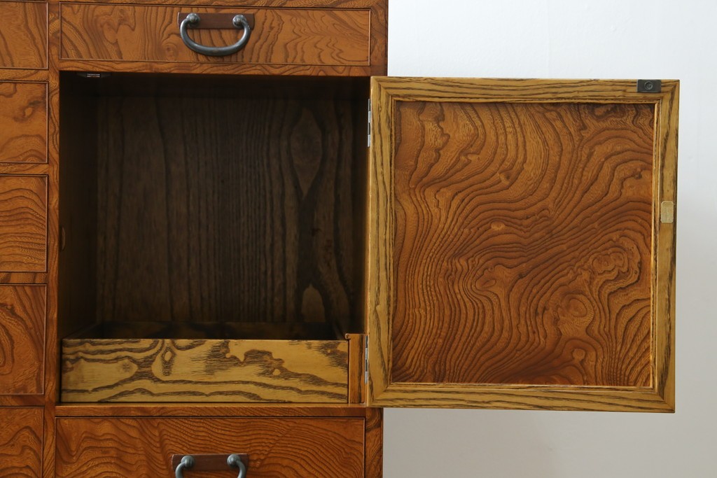 中古　美品　高級品　江戸指物家具　前面欅(ケヤキ)材　側面キハダ材　内部桐材　上品な和の雰囲気漂う引き出し10杯の収納箪笥　定価約140万円　(R-073169)