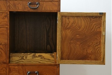 中古　美品　高級品　江戸指物家具　前面欅(ケヤキ)材　側面キハダ材　内部桐材　上品な和の雰囲気漂う引き出し10杯の収納箪笥　定価約140万円　(R-073169)