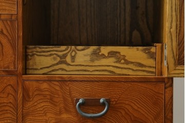 中古　美品　高級品　江戸指物家具　前面欅(ケヤキ)材　側面キハダ材　内部桐材　上品な和の雰囲気漂う引き出し10杯の収納箪笥　定価約140万円　(R-073169)