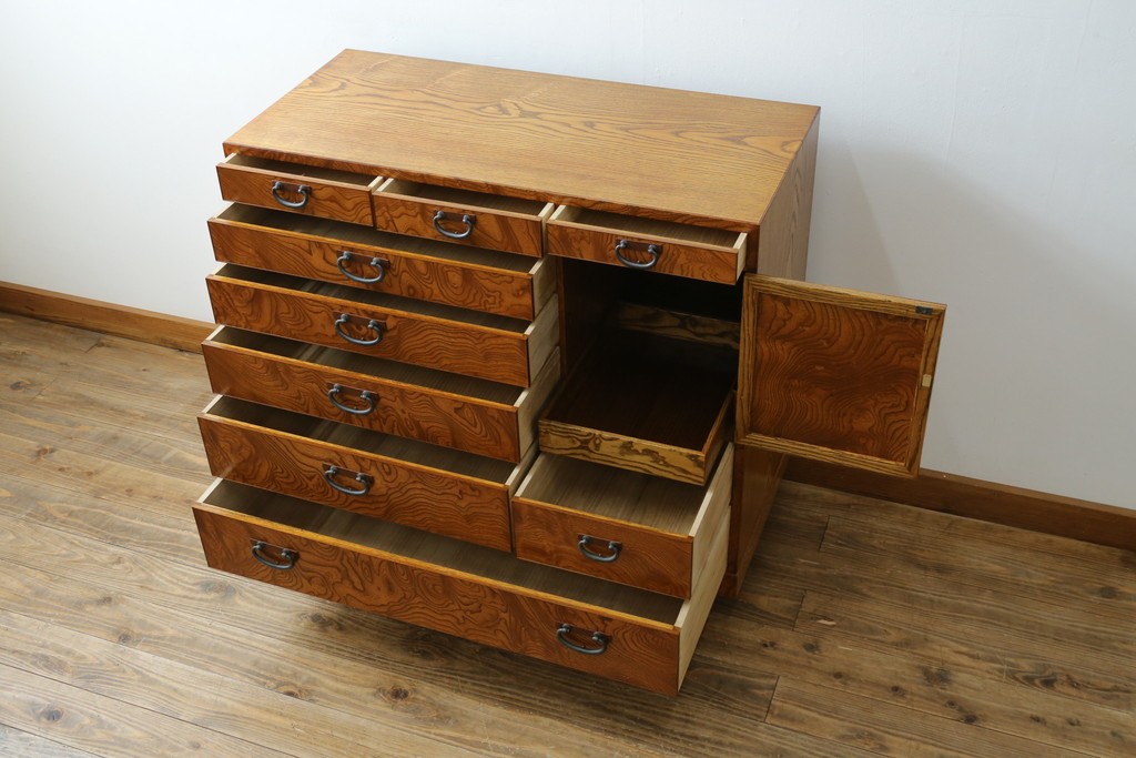 中古　美品　高級品　江戸指物家具　前面欅(ケヤキ)材　側面キハダ材　内部桐材　上品な和の雰囲気漂う引き出し10杯の収納箪笥　定価約140万円　(R-073169)