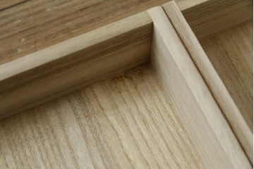 中古　美品　高級品　江戸指物家具　前面欅(ケヤキ)材　側面キハダ材　内部桐材　上品な和の雰囲気漂う引き出し10杯の収納箪笥　定価約140万円　(R-073169)