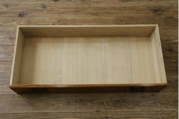 中古　美品　高級品　江戸指物家具　前面欅(ケヤキ)材　側面キハダ材　内部桐材　上品な和の雰囲気漂う引き出し10杯の収納箪笥　定価約140万円　(R-073169)