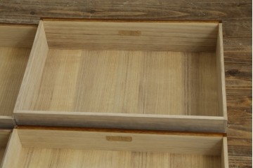 中古　美品　高級品　江戸指物家具　前面欅(ケヤキ)材　側面キハダ材　内部桐材　上品な和の雰囲気漂う引き出し10杯の収納箪笥　定価約140万円　(R-073169)