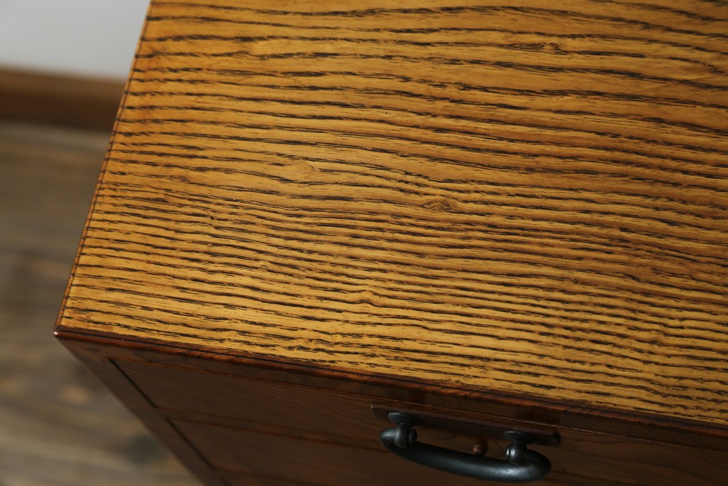 中古　美品　高級品　江戸指物家具　前面欅(ケヤキ)材　側面キハダ材　内部桐材　上品な和の雰囲気漂う引き出し10杯の収納箪笥　定価約140万円　(R-073169)