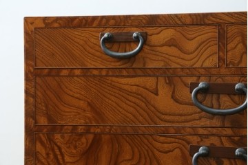 中古　美品　高級品　江戸指物家具　前面欅(ケヤキ)材　側面キハダ材　内部桐材　上品な和の雰囲気漂う引き出し10杯の収納箪笥　定価約140万円　(R-073169)