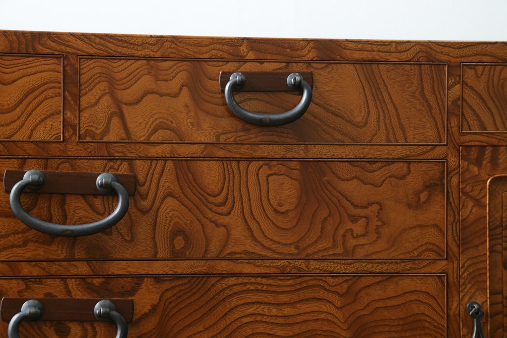 中古　美品　高級品　江戸指物家具　前面欅(ケヤキ)材　側面キハダ材　内部桐材　上品な和の雰囲気漂う引き出し10杯の収納箪笥　定価約140万円　(R-073169)