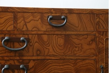 中古　美品　高級品　江戸指物家具　前面欅(ケヤキ)材　側面キハダ材　内部桐材　上品な和の雰囲気漂う引き出し10杯の収納箪笥　定価約140万円　(R-073169)