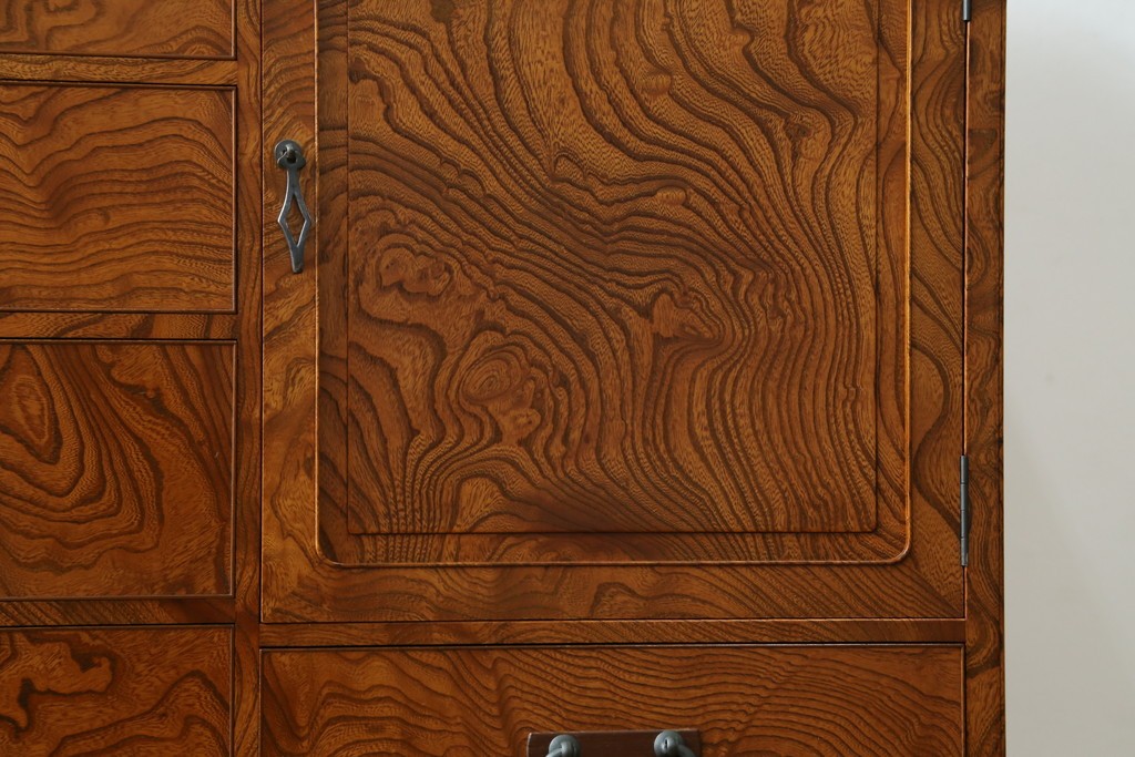 中古　美品　高級品　江戸指物家具　前面欅(ケヤキ)材　側面キハダ材　内部桐材　上品な和の雰囲気漂う引き出し10杯の収納箪笥　定価約140万円　(R-073169)