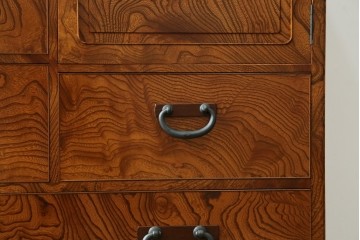 中古　美品　高級品　江戸指物家具　前面欅(ケヤキ)材　側面キハダ材　内部桐材　上品な和の雰囲気漂う引き出し10杯の収納箪笥　定価約140万円　(R-073169)