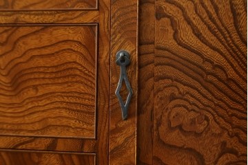 中古　美品　高級品　江戸指物家具　前面欅(ケヤキ)材　側面キハダ材　内部桐材　上品な和の雰囲気漂う引き出し10杯の収納箪笥　定価約140万円　(R-073169)