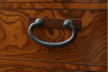 中古　美品　高級品　江戸指物家具　前面欅(ケヤキ)材　側面キハダ材　内部桐材　上品な和の雰囲気漂う引き出し10杯の収納箪笥　定価約140万円　(R-073169)