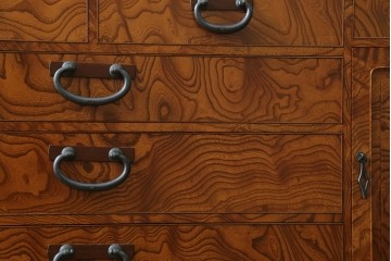 中古　美品　高級品　江戸指物家具　前面欅(ケヤキ)材　側面キハダ材　内部桐材　上品な和の雰囲気漂う引き出し10杯の収納箪笥　定価約140万円　(R-073169)