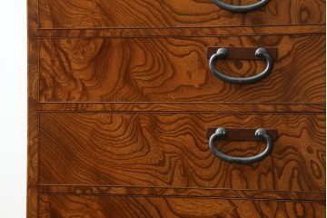 中古　美品　高級品　江戸指物家具　前面欅(ケヤキ)材　側面キハダ材　内部桐材　上品な和の雰囲気漂う引き出し10杯の収納箪笥　定価約140万円　(R-073169)